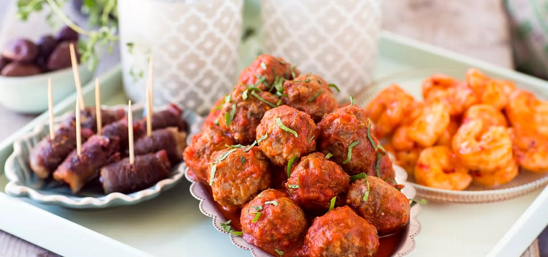 Tapasfat fra Tapas Tone med albondigas, chorizo og scampi